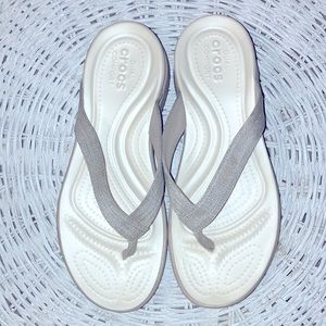 NWOT CROCS Capri V shimmer flip flop